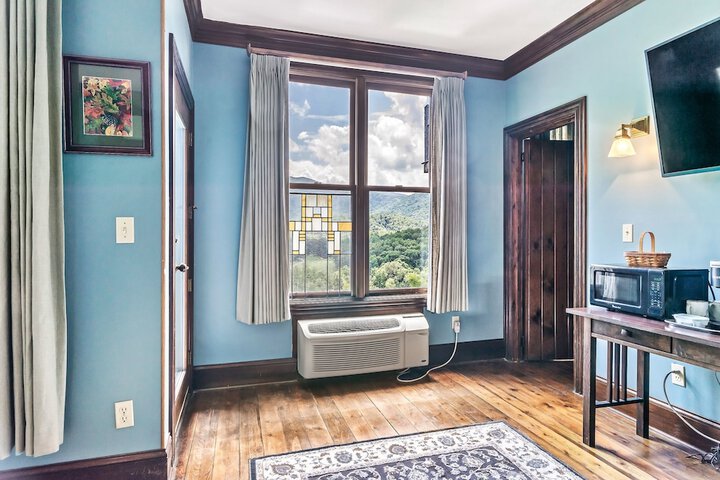 Snug Hug Queen Suite with Fireplace (76 of 131)