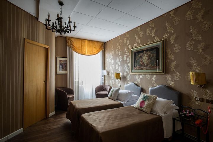 Room 42 of 90