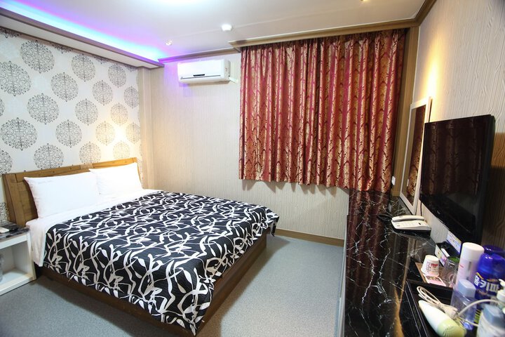 Room 8 of 14