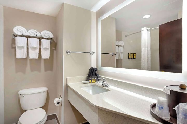 1 King Bed High Speed Internet Accessible Refrigerator, Coffee Maker, Hairdryer Full Breakfast (5 of 7)