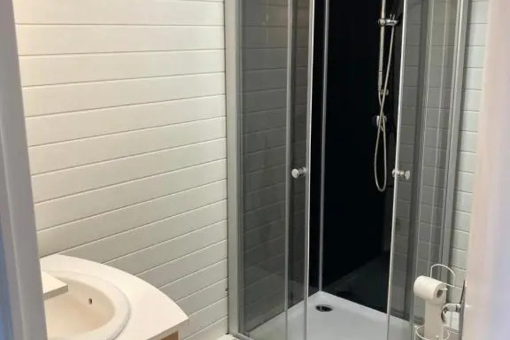 Room 5 of 10
