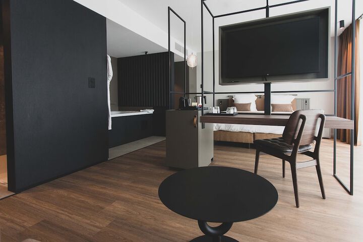 Room 17 of 30