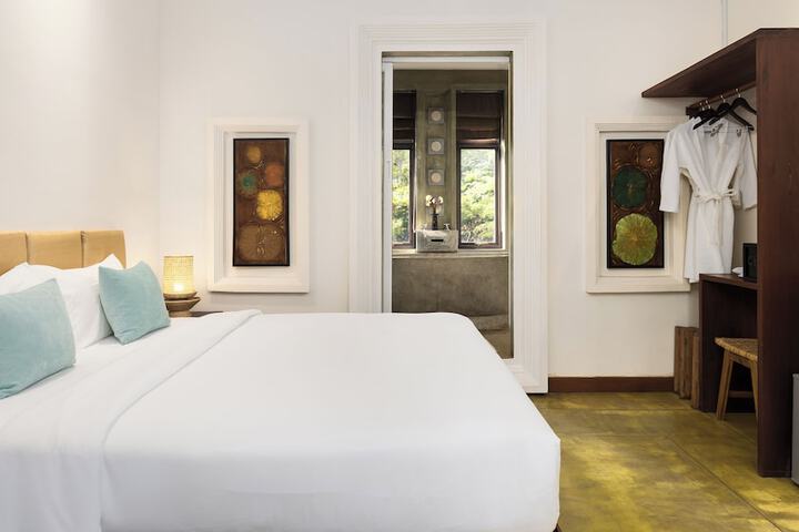Room 12 of 80