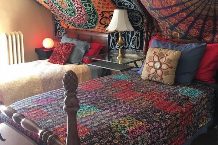 Room 420 Boulder Crescent Inn Two Single Beds Holiday home 1 BestStayz in Colorado Springs, CO