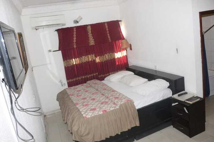 Room 6 of 18