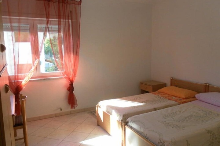 Room 4 of 34