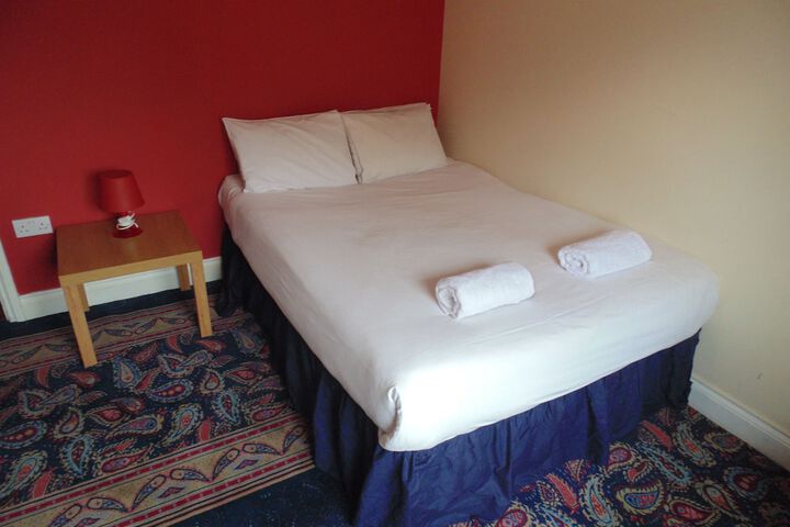 Room 5 of 8
