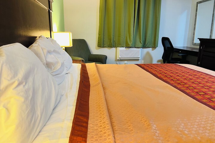 1 King Bed (4 of 8)