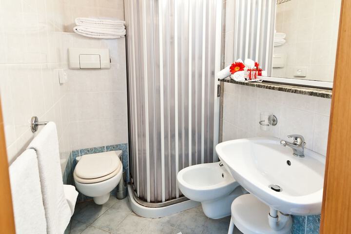 Room 10 of 32