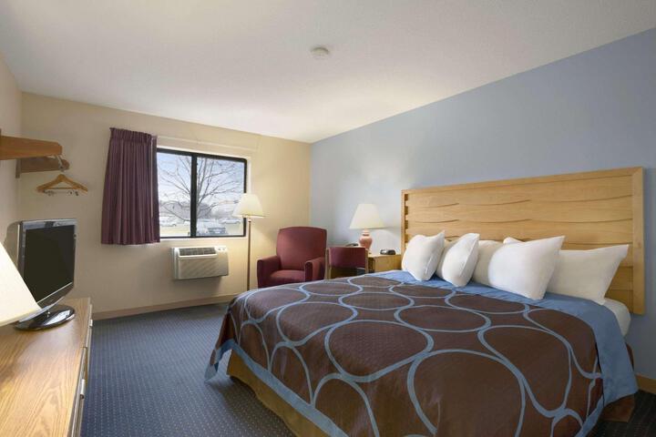 1 King Bed (2 of 13)