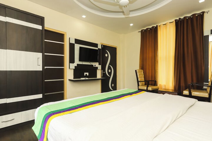 Room 4 of 7