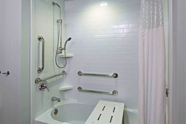 2 Queen Beds Hearing Accessible (7 of 9)