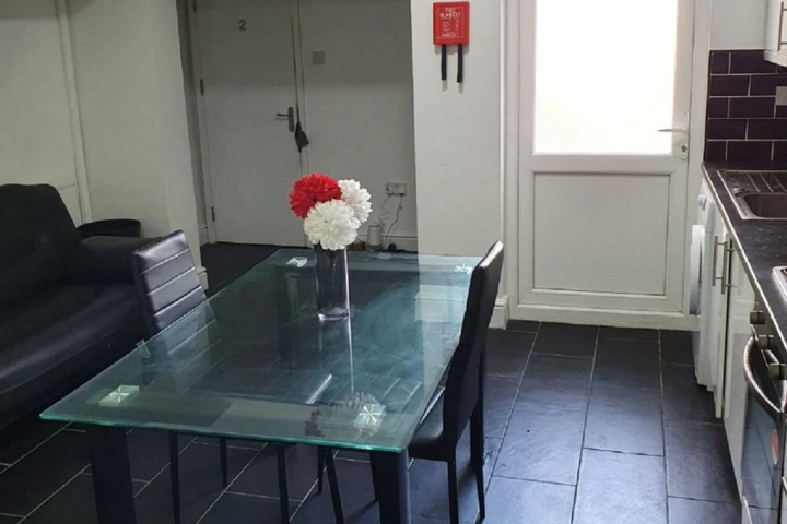 Modern 4 Bedroom House Near City Center