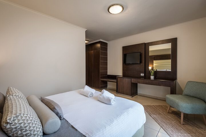 Room 6 of 236