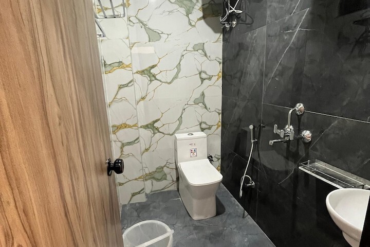 Room 10 of 16