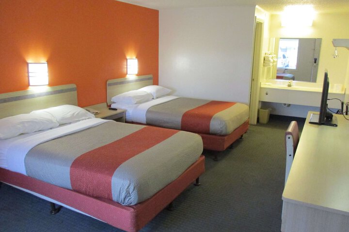 1 Queen Bed (2 of 3)