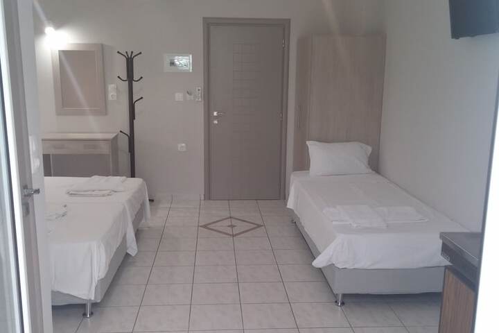 Room 3 of 83