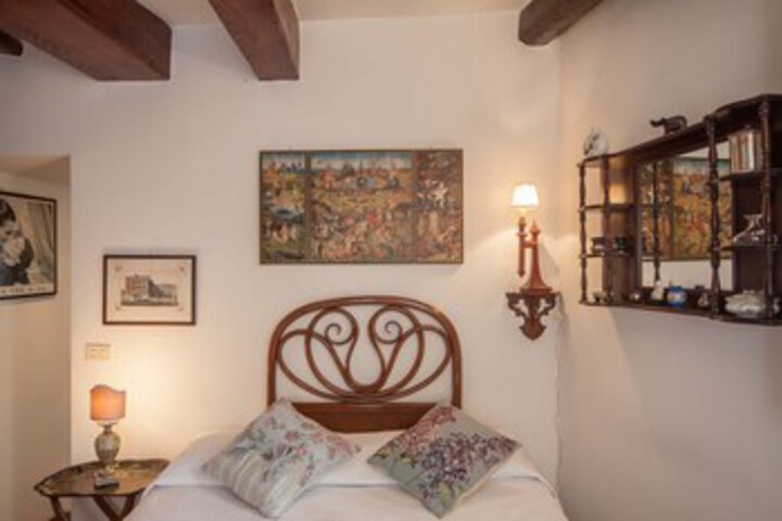 Room 26 of 27