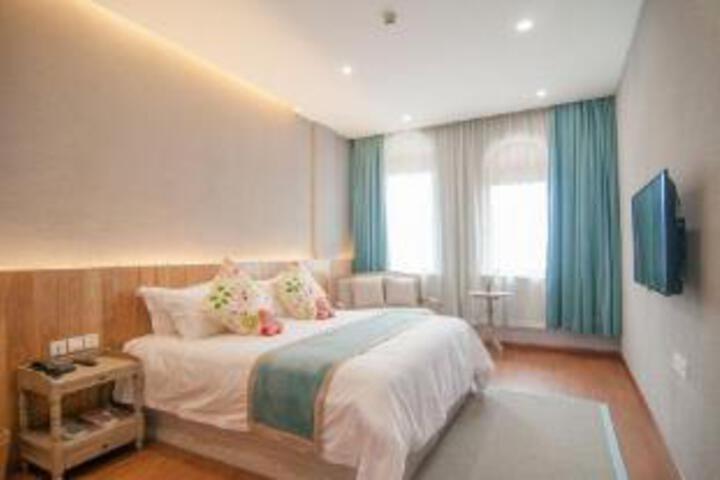 Room 6 of 8