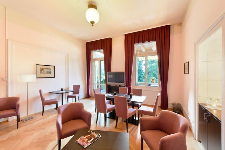 Lobby lounge