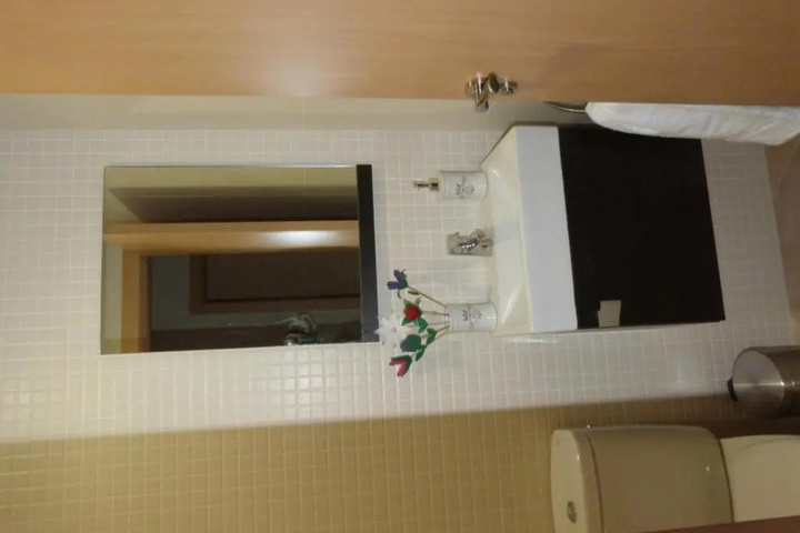 Room 9 of 20