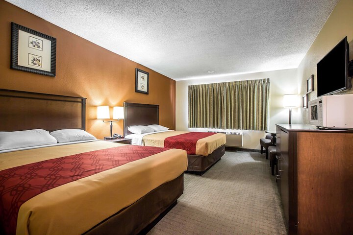 2 Queen Beds (1 of 10)