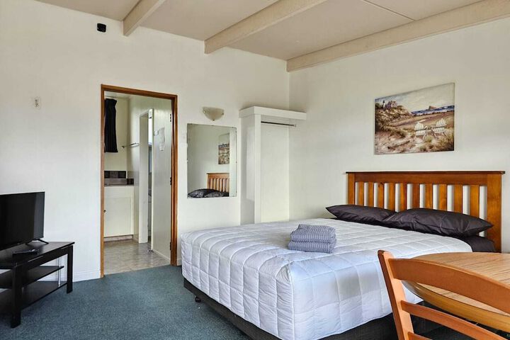 Room 4 of 12