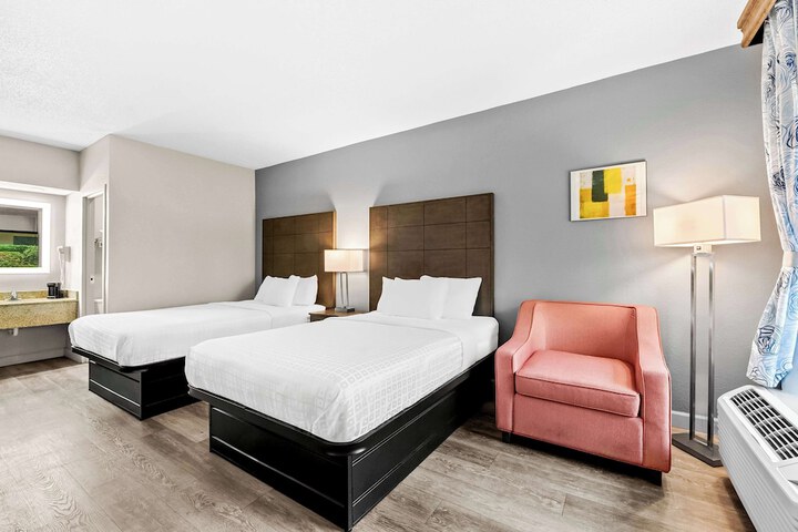 2 Double Beds Pet Friendly Room, Microwave and Refrigerator WiFi Full Breakfast (4 of 11)