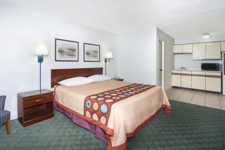 Room 13 of 28