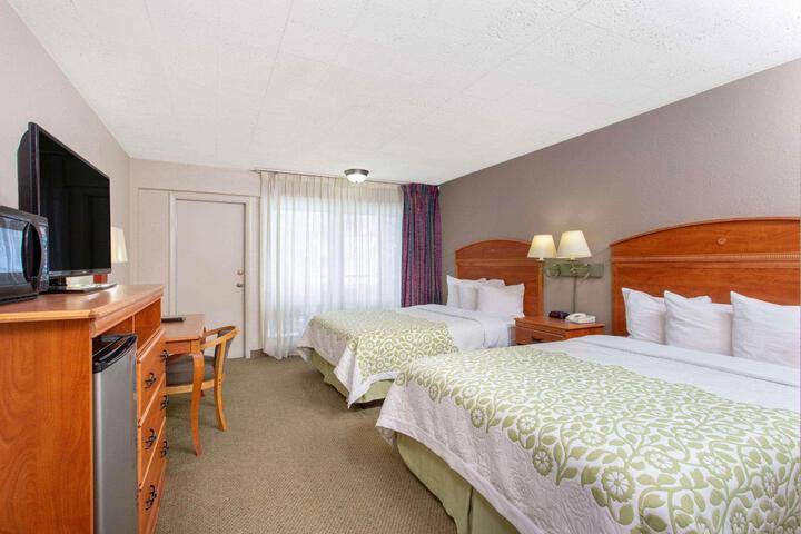 2 Queen Beds (11 of 16)