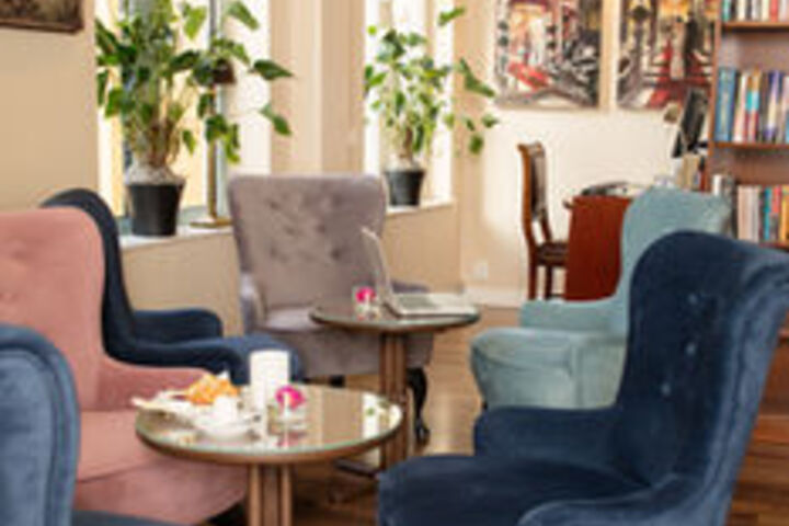 Lounge 34 of 50