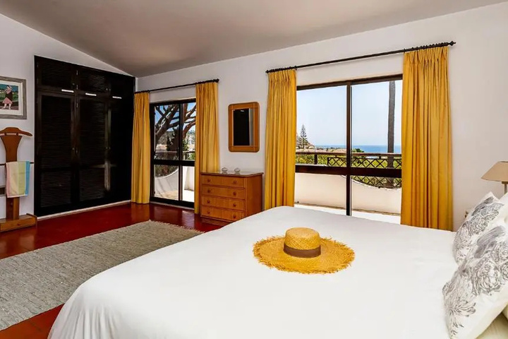 Room 2 of 16