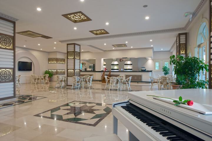Entrance & Lobby