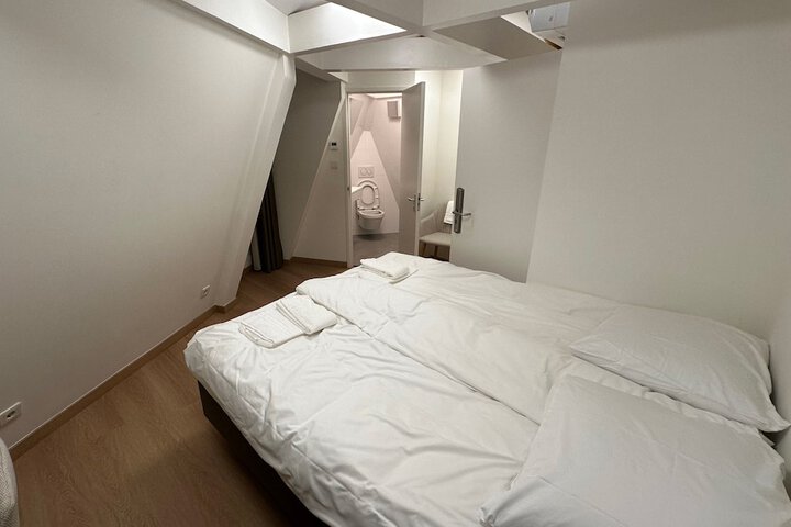 Room 11 of 32