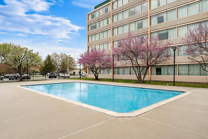 Swimming pool at Quality Hotel Philadelphia Airport