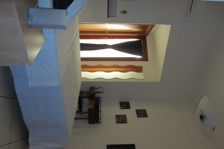 Room 11 of 33