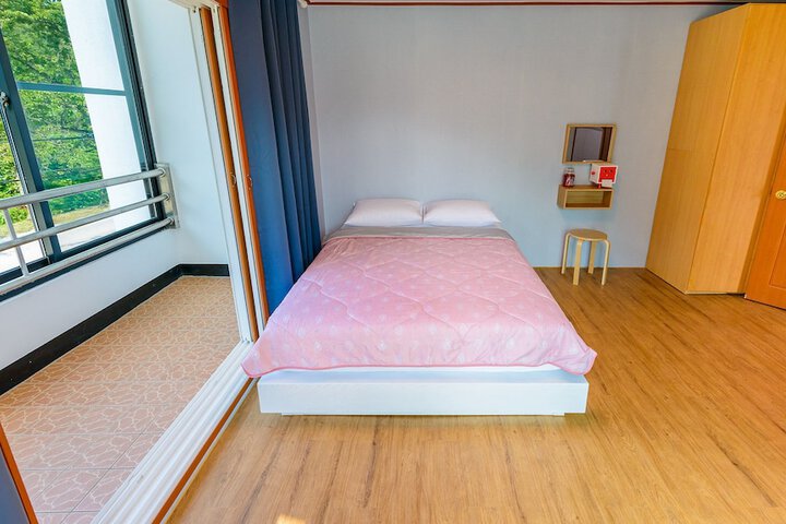 Room 8 of 102