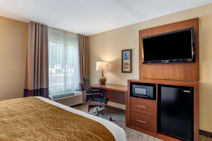 1 King Bed (3 of 10)