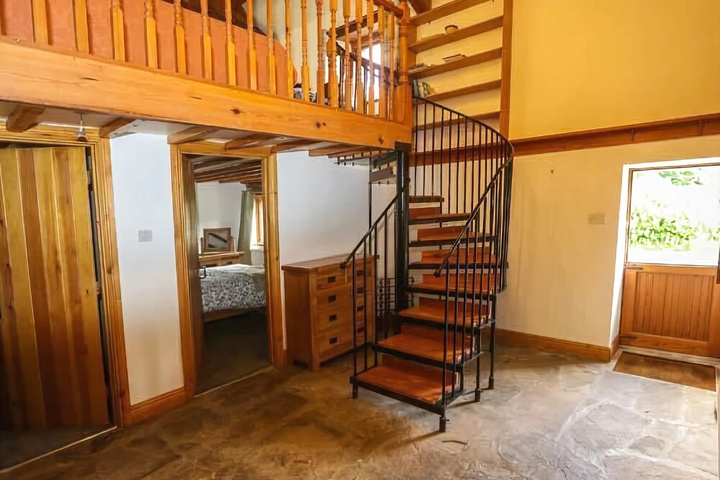 Room 9 of 12