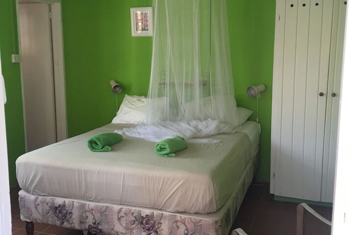 Room 33 of 170