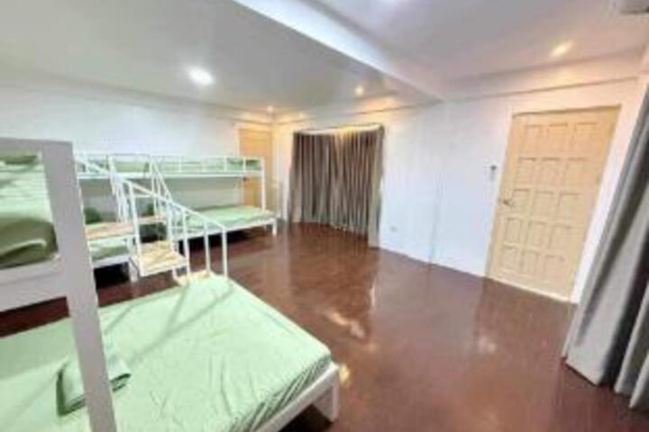 Room 5 of 6