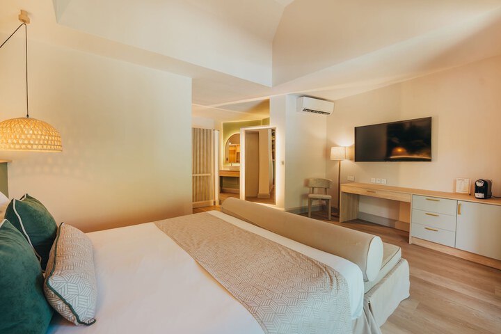 Room 9 of 38