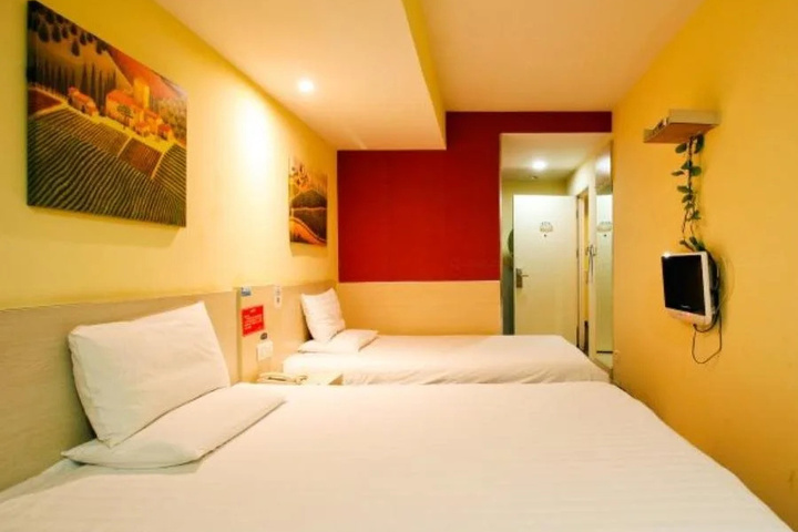 Room 4 of 8