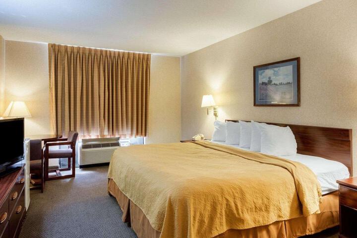 1 King Bed (4 of 6)