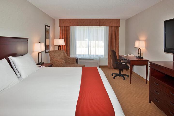 1 King Bed (10 of 13)