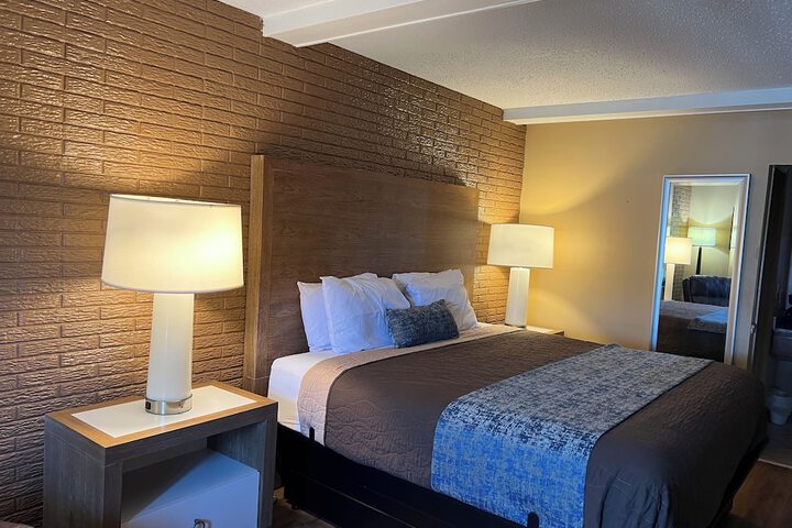 1 King Bed (5 of 17)