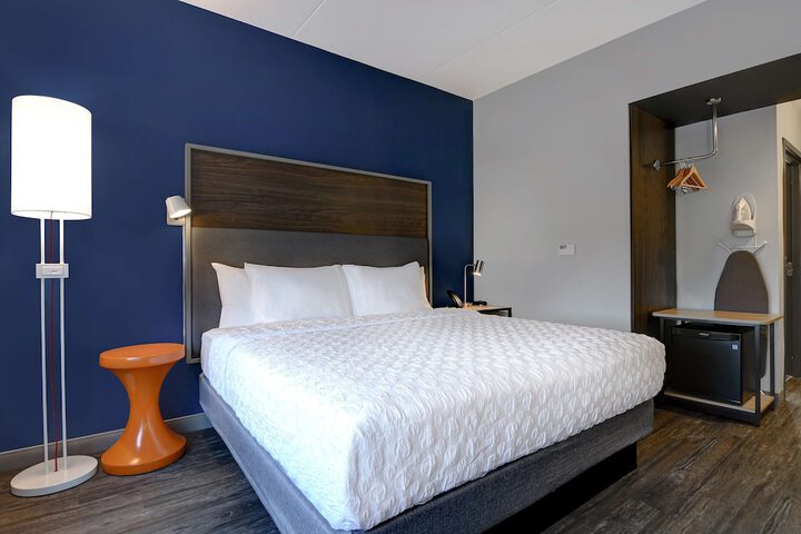 1 King Bed (14 of 18)