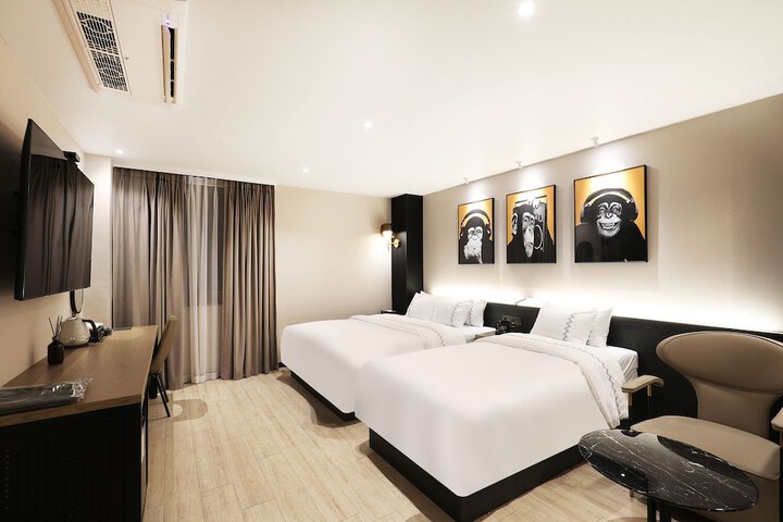 Room 11 of 32