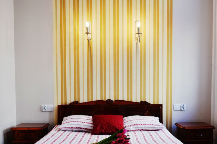 Room 8 of 76