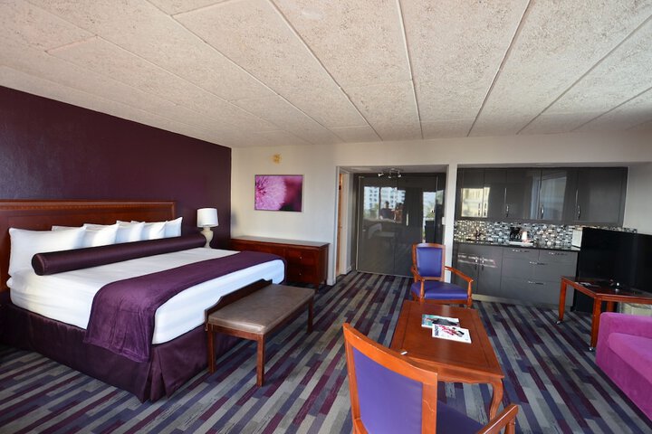 1 King Bed (4 of 8)
